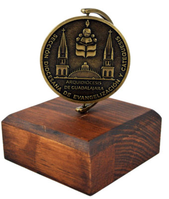 Moneda giratoria personalizada en oro antiguo con base de madera