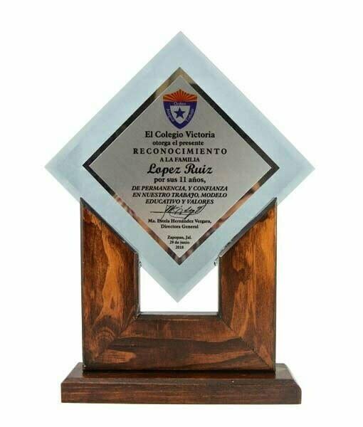 Trofeo de cristal personalizado con placa sobre base de madera